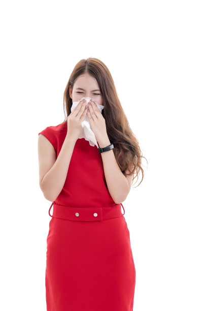 美丽的年轻亚洲女人在红色休闲连衣裙吹她的鼻子孤立的白色背景素材图片