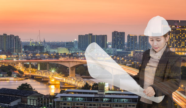 双曝光工程师与蓝图在市中心或城市背景。图片下载