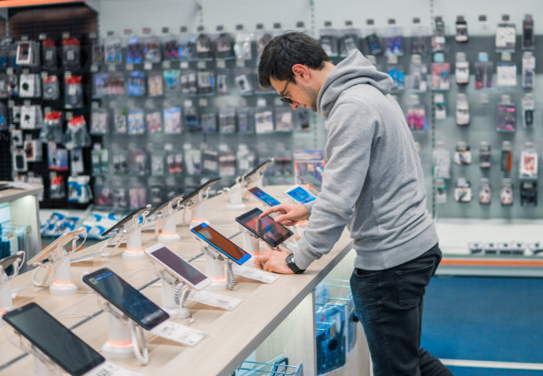聪明的男性顾客选择数码平板电脑图片下载