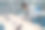 聪明的男性顾客选择智能手机图片下载