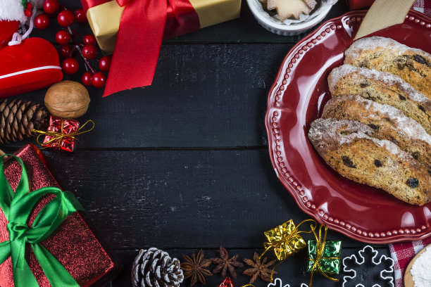 圣诞饼干背景。姜面团做姜饼，圣诞树，饼干?面包素材图片