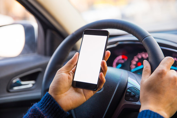 在车里手持手机图片下载