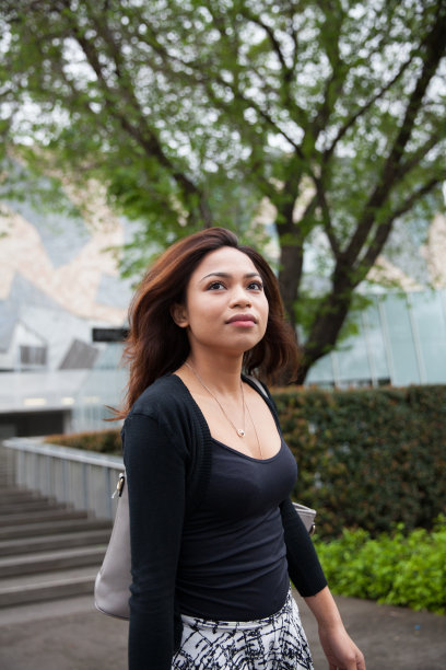 亚洲妇女在墨尔本联邦广场图片下载