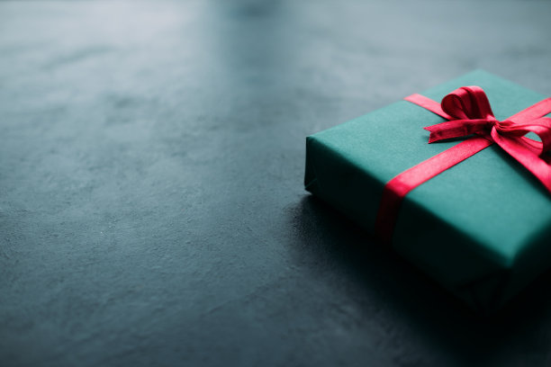 灰色背景上的节日封闭礼盒素材图片