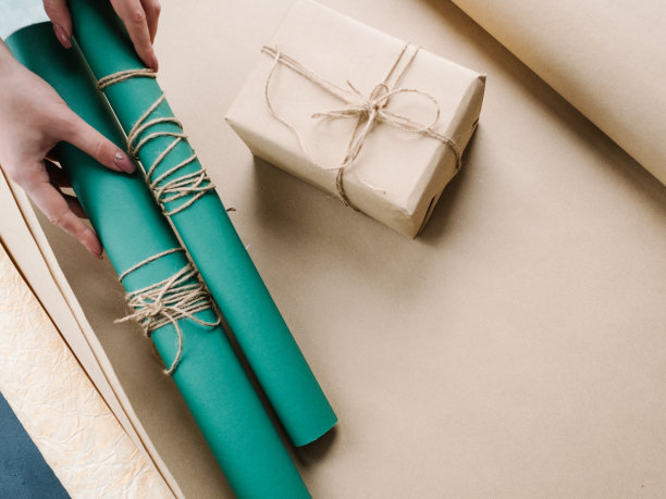 专业的节日礼品手工包装图片下载