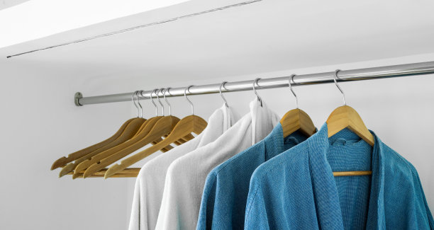 晾衣绳、衣架、衣柜。图片下载