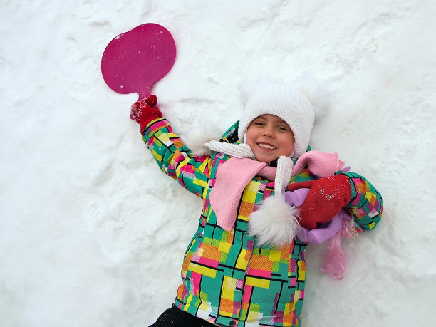 小女孩在雪山上图片下载
