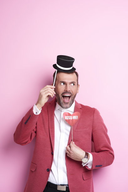 兴奋的男人与照片亭图片下载