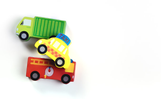 白色背景上的运输积木玩具车和消防车图片下载