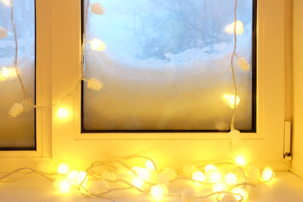 雪夜窗台上的电动花环图片下载