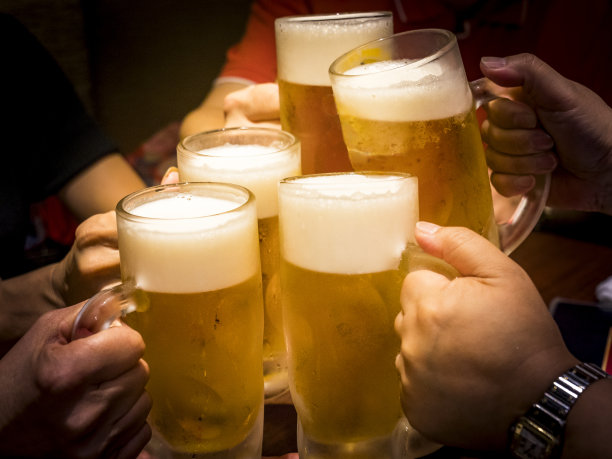 下班后的啤酒派对。素材图片