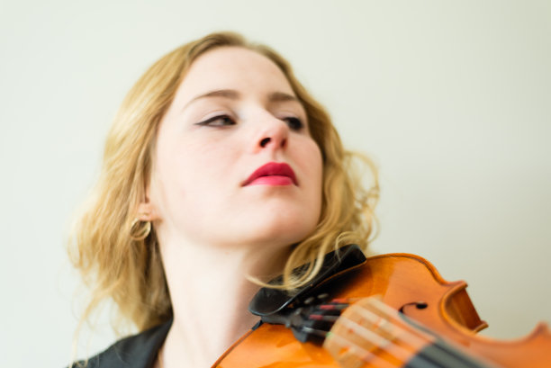 拉小提琴的女音乐家图片下载