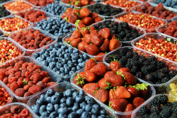在商店里的塑料容器里装着成熟的浆果图片下载