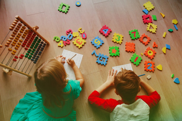 小男孩和小女孩学习写字和计算数字图片下载