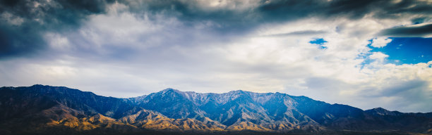 美丽的蓝色岩石峡谷山景观与多云的天空在全景视图图片下载