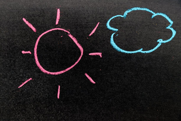 粉笔画粉色的太阳和蓝色的云在黑板的背景图片下载