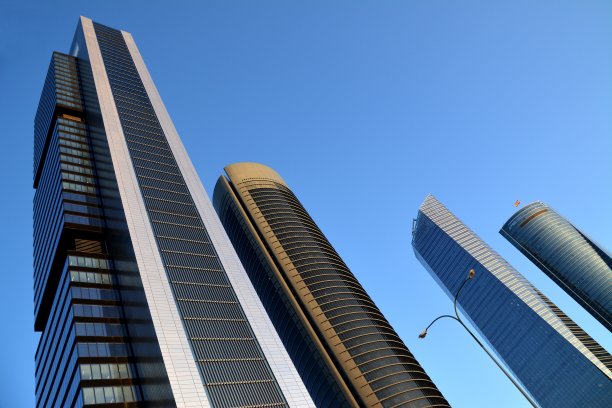 Cuatro Torres商业区，马德里，西班牙图片下载