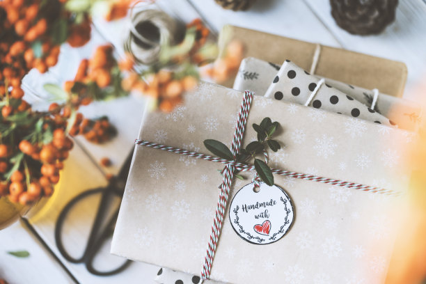 圣诞礼盒堆放在木桌上，用爱手工制作图片下载