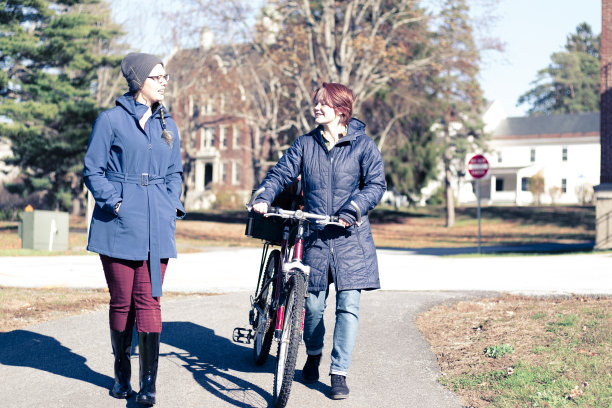 朋友们肩并肩走在一天的课后图片下载