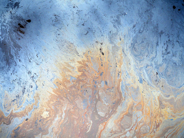 汽油渍浮在水面上。彩色纹理，自然底色。生态问题。漏油事件。水污染。图片下载