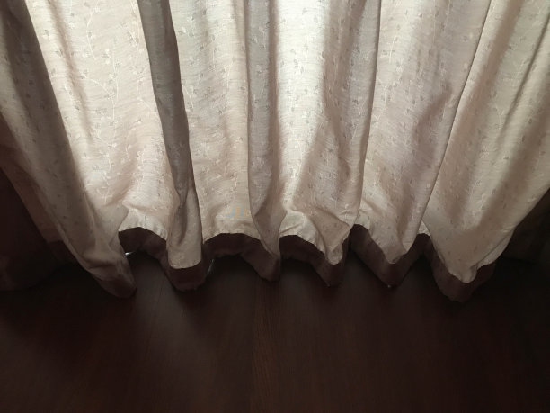 阳光透过棕色的窗帘窗户图片下载