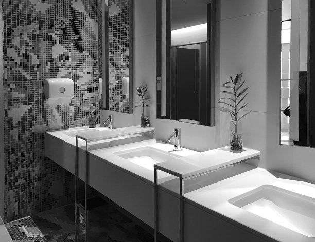 现代酒店或餐厅公共洗脸盆室内设计，黑白色调图片下载