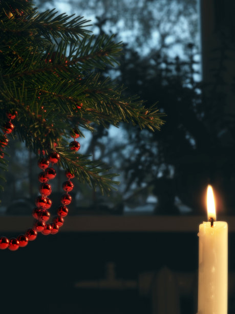 照片复古风格。晚上，房子里，装饰了圣诞云杉，点燃了蜡烛图片下载