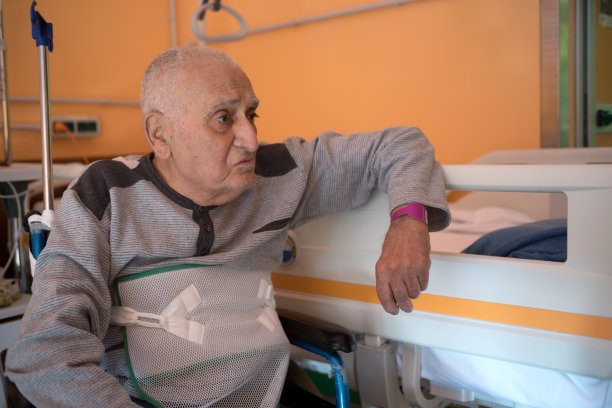 医院里的老头图片下载