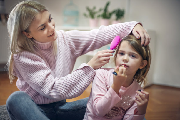 母亲和女儿在家。图片下载