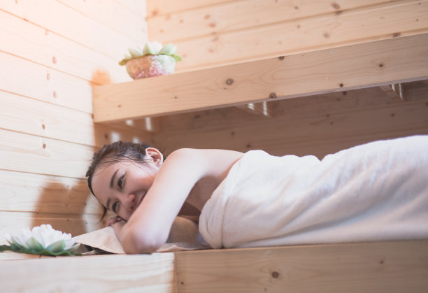 美丽的年轻女子在桑拿亚洲女孩图片下载