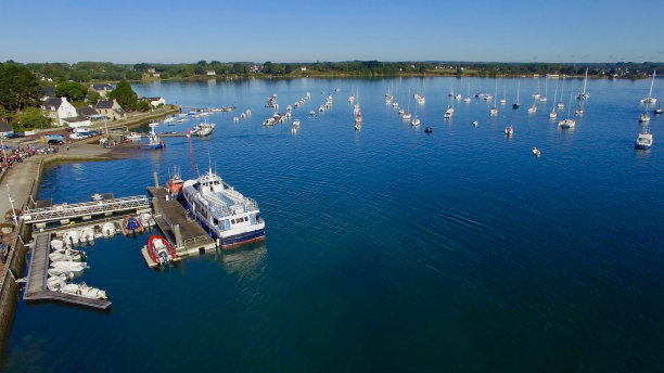 布兰克港的航拍图片，位于法国布列塔尼的莫比汗湾，世界上最美丽的海湾之一。图片下载