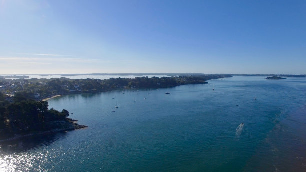 和尚岛港口的航拍图片，位于莫比汗湾，布列塔尼，法国，世界上最美丽的海湾之一。图片下载