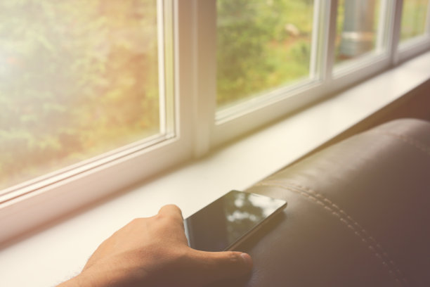 拿着手机休息的男人图片下载