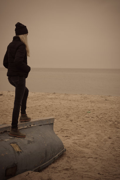 孤独的女孩图片下载