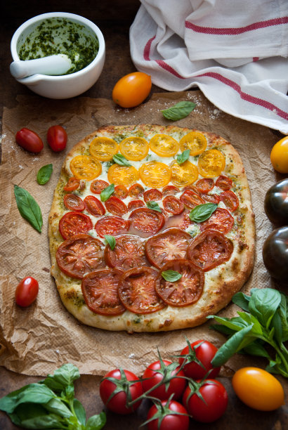 五彩缤纷的自制披萨图片下载