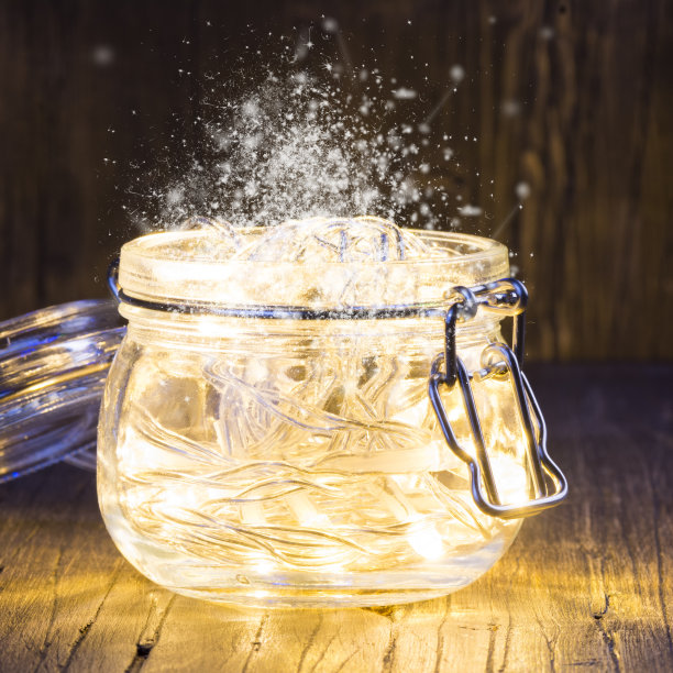 神奇的圣诞花环与明亮的灯在一个玻璃罐里图片下载