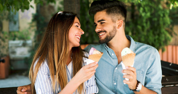 幸福的情侣约会，吃冰淇淋图片下载