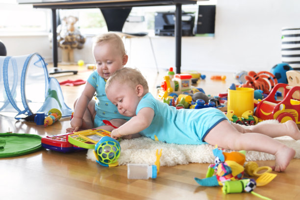 同卵双胞胎玩图片下载