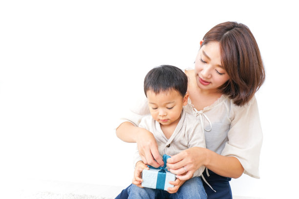 孩子给妈妈一个礼物图片下载