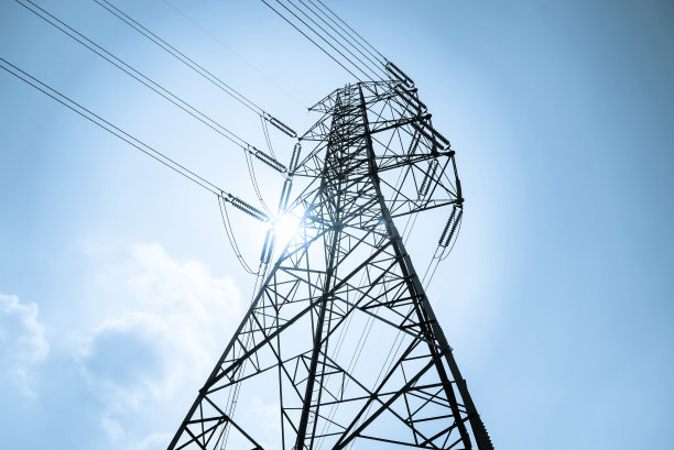 有天空背景的高压塔。蓝色的图片。图片下载