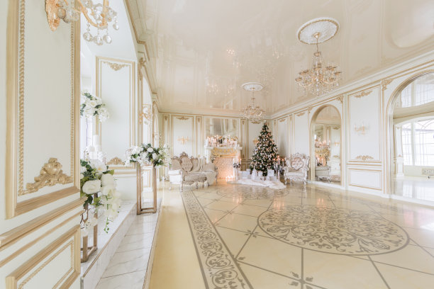 圣诞节的早晨。配有白色壁炉的豪华经典公寓。图片下载
