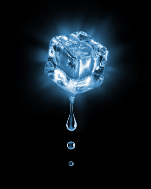 在黑暗中，水滴从冰块上掉下来图片下载