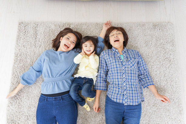 孩子，母亲和祖母躺在房间里图片下载