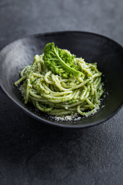 意大利面配羽衣甘蓝酱和帕尔马干酪图片下载