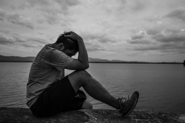 胖子因运动而紧张。图片下载