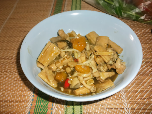 泰国菜装在碗里，放在垫子上。图片下载