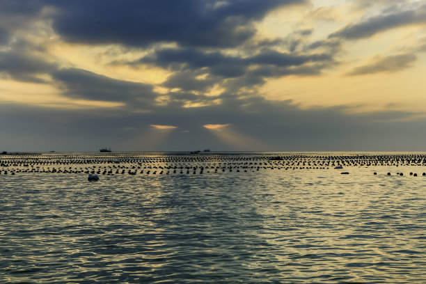 渔船上渔民的剪影素材图片