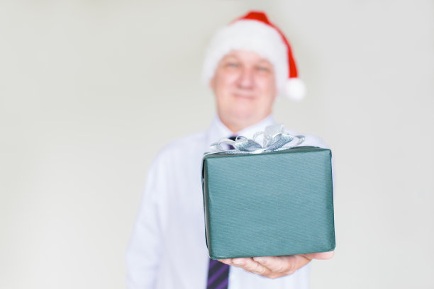 内容商人在圣诞老人帽赠送礼盒图片下载