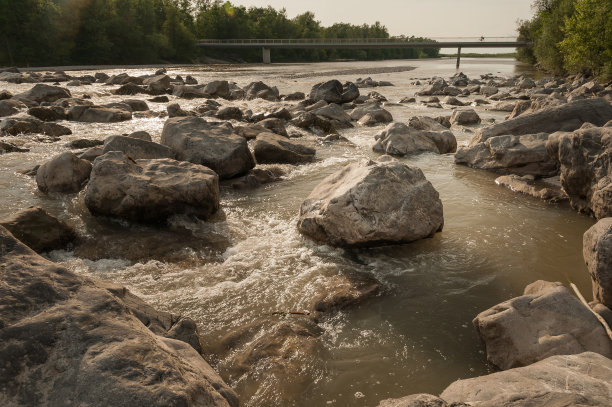 夏天布雷根泽河的岩石图片下载