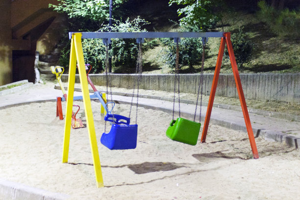 晚上一个空荡荡的儿童游乐场图片下载